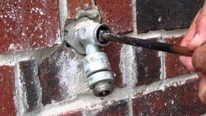 How to fix outdoor faucet leaks when turned on? – Tenkaichiban